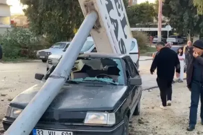 Mersin'de kamyonun çarptığı tabela bir otomobilin üzerine devrildi: Bir kişi yaralandı