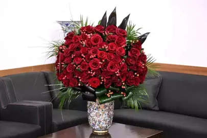 MHP lideri Bahçeli, Cumhurbaşkanı Erdoğan'a 72 gül ve özel tasarım tablo gönderdi