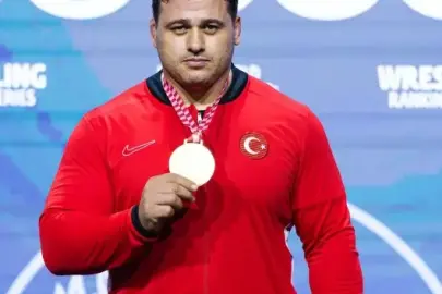 Milli güreşçi Rıza Kayaalp, mindere altın madalyayla döndü