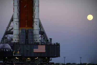 NASA, Artemis II roketini tamir için fırlatma rampasından hangara çekiyor