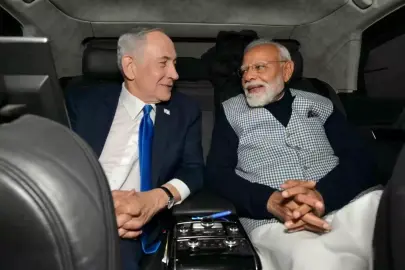 Netanyahu, Hindistan Başbakanı Modi'yi Hint kıyafeti giyerek karşıladı
