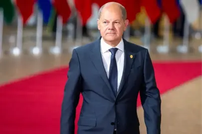 Olaf Scholz'un sekreterinin adı da Epstein belgelerinde