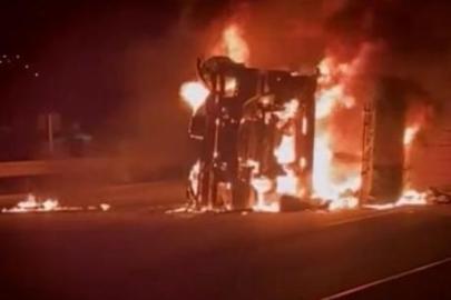 Osmaniye’de devrilen TIR, alev alev yandı