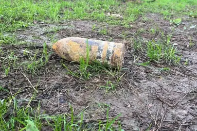 Piknik yaparken bulduğu 110 yıllık patlamamış top mermisini müzeye getirdi