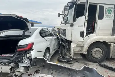 Sakarya'da çarpışan tır ile otomobil akaryakıt istasyonu alanına savruldu