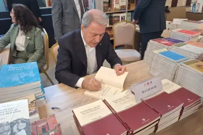 TBMM Milli Savunma Komisyonu Başkanı Hulusi Akar, 'Külliye'de Ramazan' etkinliğinde kitabını imzaladı