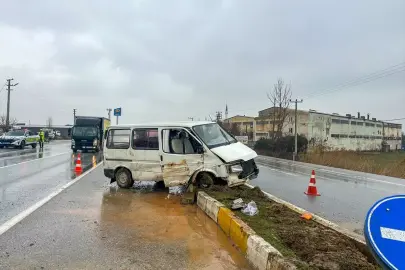 Uşak'ta refüje çarpan panelvandaki 1 kişi yaralandı
