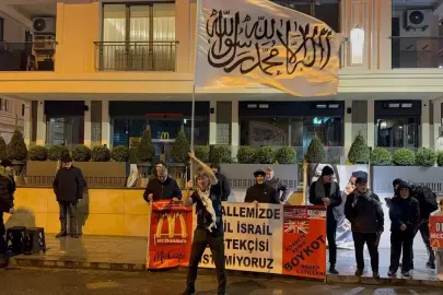 Üsküdar'da mahalle sakinlerinin McDonald's protestosu sürüyor