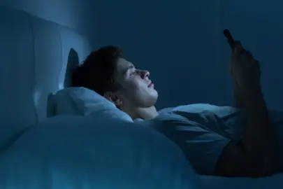 Uyumadan önce telefona bakıyorsanız dikkat! Meğer öyle bir etkisi varmış ki...