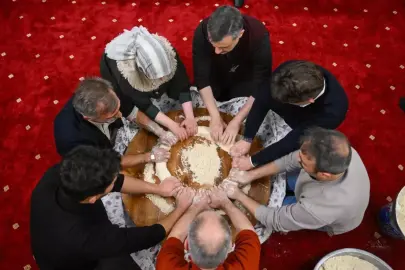 Vali Çiftçi, kış gecelerinin vazgeçilmezi tel helva yaptı