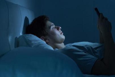 Yatmadan önce telefona bakanlara uzmanından uyarı: 'Beyniniz size oyun oynuyor'