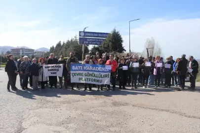 Zonguldak'ta çevre gönüllüleri atıkların sahile vurmasına ilişkin açıklama yaptı