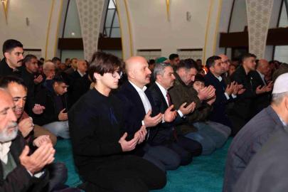 Adıyaman'da bayram namazı sonrası protokol vatandaşlarla bayramlaştı