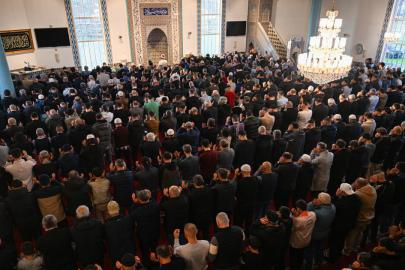 Avrupa'da Müslümanlar bayram namazında camilere akın etti