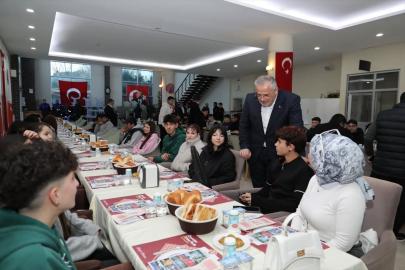 Bafra Belediye Başkanı Hamit Kılıç, gençlerle iftarda buluştu