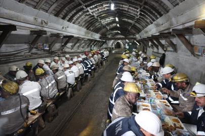 Bakan Bayraktar, Zonguldak'taki madencilerle iftar yaptı Açıklaması
