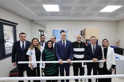 Bakan Işıkhan, Gaziantep'te Protez-Ortez Merkezi'nde engellilerle bir araya geldi