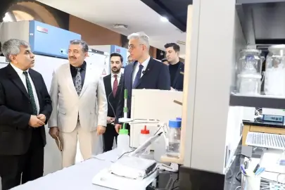 Bakan Memişoğlu, Beykoz Yaşam Bilimleri ve Biyoteknoloji Enstitüsünü ziyaret etti