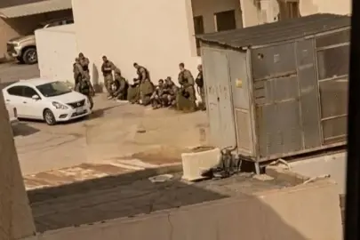 Cephede şaşırtan görüntü! Saldırıdan korkup sivillerin arasına saklandılar