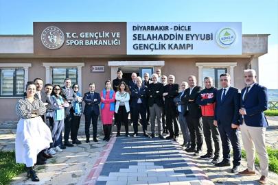 Diyarbakır Valisi Zorluoğlu gençlerle bir araya geldi