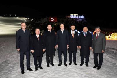 Enerji ve Tabii Kaynaklar Bakanı Bayraktar, Ergan Dağı Kayak Merkezi'ni ziyaret etti