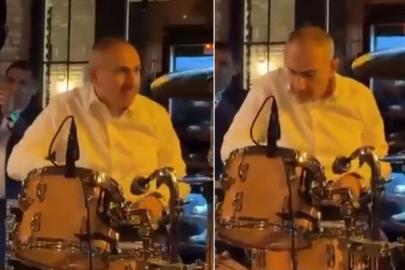 Etrafı yangın yerine dönen ülkenin liderinin rahatlığına bakın