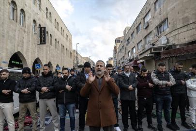 Filistinliler, bayram namazını İsrail'in kısıtlamaları nedeniyle kapatılan Mescid-i Aksa çevresinde kıldı