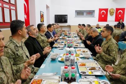 Hatay Valisi Mustafa Masatlı, Mehmetçik ve şehit aileleriyle iftar yaptı