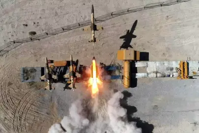 İran, Katar'daki ABD üssünü balistik füzeyle vurdu