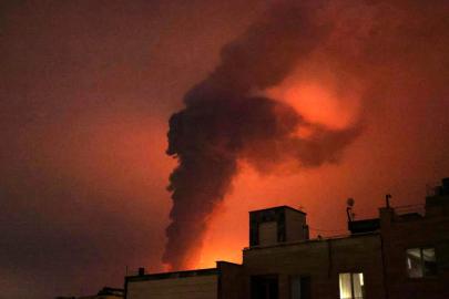 İran medyası: Tahranda 1 ambulans ve Kum'da 2 bina hedef alındı