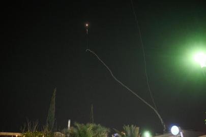 İrandan yapılan misilleme nedeniyle Tel Aviv semalarında patlama sesleri duyuldu