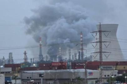 İranın hedef aldığı İsrail'in Hayfa kentindeki petrol rafinerisinden siyah dumanlar yükseliyor