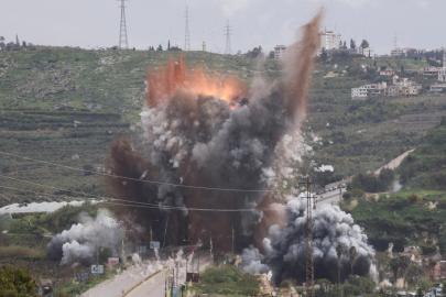 İşgalci İsrail, Lübnan'ın güneyindeki Kasımiye Köprüsü'nü bombaladı