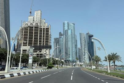 Katar, yarından itibaren kurumlarda mesaiye kısmi dönüşün başlayacağını açıkladı