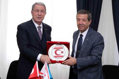 KKTC Dışişleri Bakanı Ertuğruloğlu, TBMM Milli Savunma Komisyonu Başkanı Akar ile görüştü