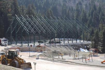 Küre Belediye Başkanı Turhan, yapımı devam eden halı sahada inceleme yaptı