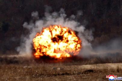 Kuzey Kore'de tank birliklerinin katılımıyla taktik saldırı tatbikatı