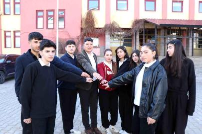 Öğrenciler, 'zimem defteri' geleneğiyle borçları ödedi
