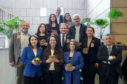 PMD'den, 8 Mart Dünya Kadınlar Günü dolayısıyla kadın parlamento muhabirlerine çiçek