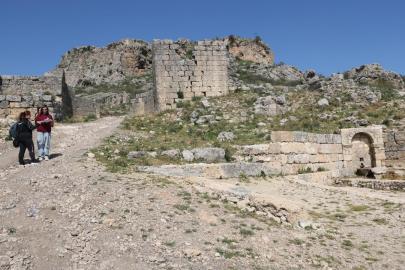 Sillyon Antik Kenti'nde Osmanlı'da köy meydanı olarak kullanılan alan belirlendi