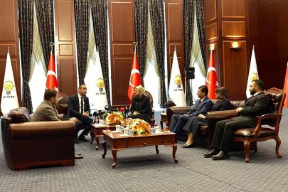 Siyasi partiler bayramlaştı