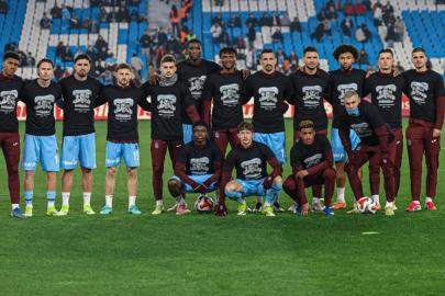 Trabzonsporlu futbolcular galibiyeti Orhan Kaynak'a adadı