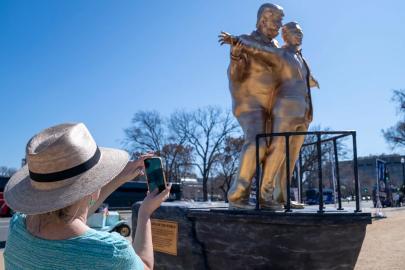 Trump'ı küplere bindirecek heykel! ABD'nin orta yerine diktiler