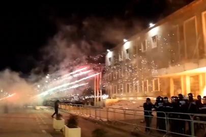 Ülke yanıyor! Protestocuların hedef aldığı yer başbakanın konutu