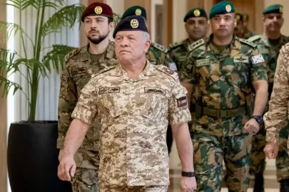 Ürdün Kralı 2. Abdullah askeri üniformayı giydi