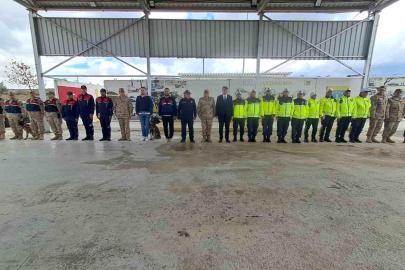 Vali Kalaylı uygulama noktasında güvenlik güçleri ve vatandaşlarla bayramlaştı