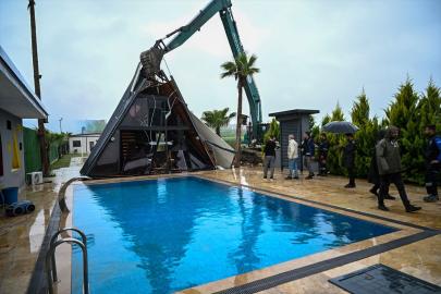 Adana'da göl kıyısındaki kaçak yapıların yıkımı devam ediyor