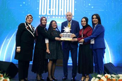 AK Parti Karşıyaka Kadın Kolları, ödülünü Cumhurbaşkanı Erdoğan'dan aldı