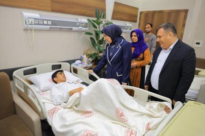 AK Parti Şanlıurfa Milletvekili Yazmacı, Şanlıurfa'da okula saldırıda yaralanan öğrencileri ziyaret etti