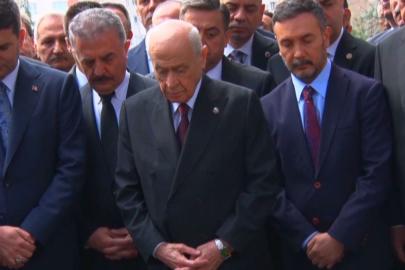Bahçeli, Türkeş'in kabrini ziyaret etti